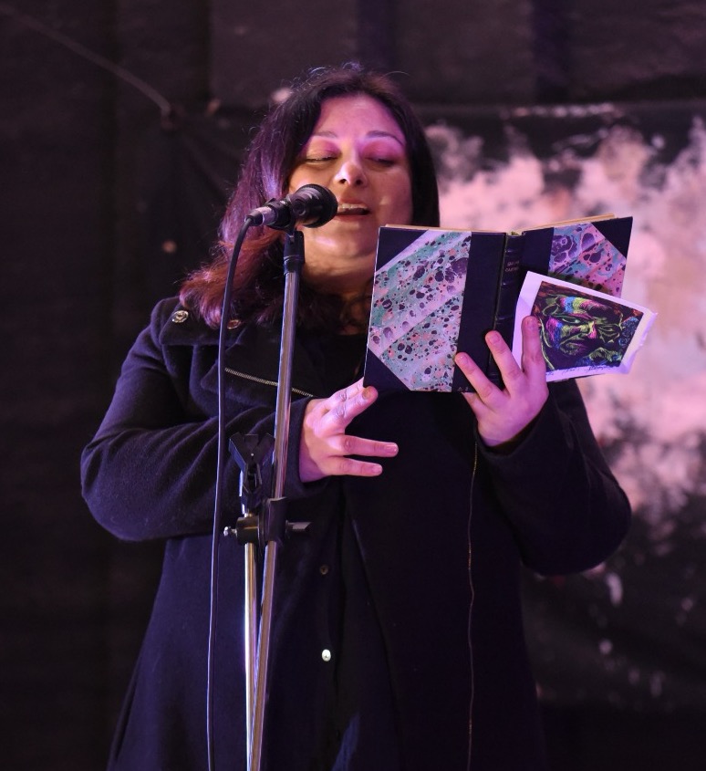 Escena teatral de La Maquinaria - Momento de tensión